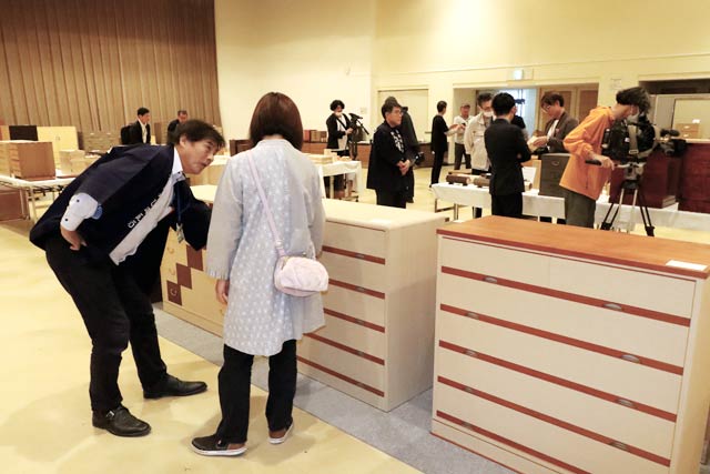 加茂桐箪笥祭り会場