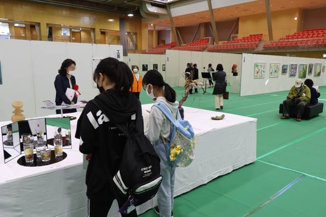 市展会場には市民が次々と