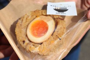 完成発表と試食販売会が行われた「燕背脂ラーメンおにぎり」