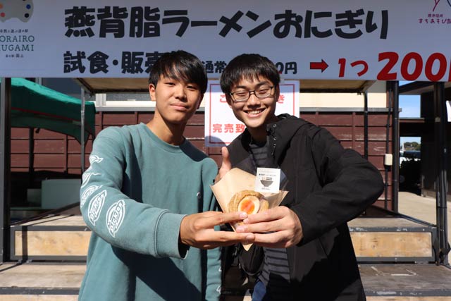 「燕背脂ラーメンおにぎり」の開発を担当し売り子を務めた平澤さん(左)と北村さん