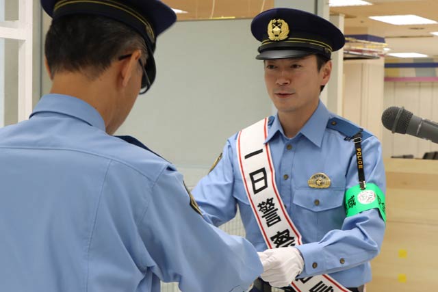 桃井署長から一日警察署長の委嘱状を受ける