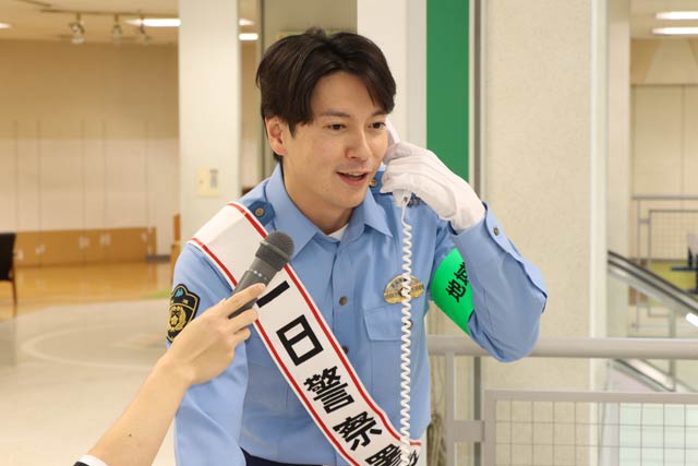 寸劇を警察官役で演じる