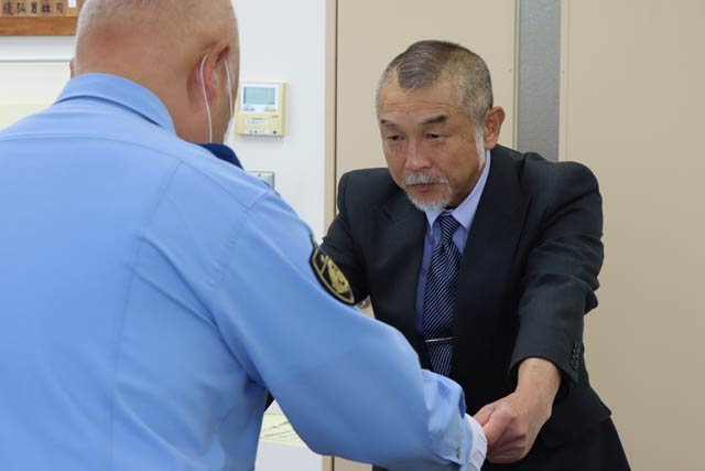 清水署長から感謝状を受ける新潟レスキューバイク隊県央隊の岡部隊長