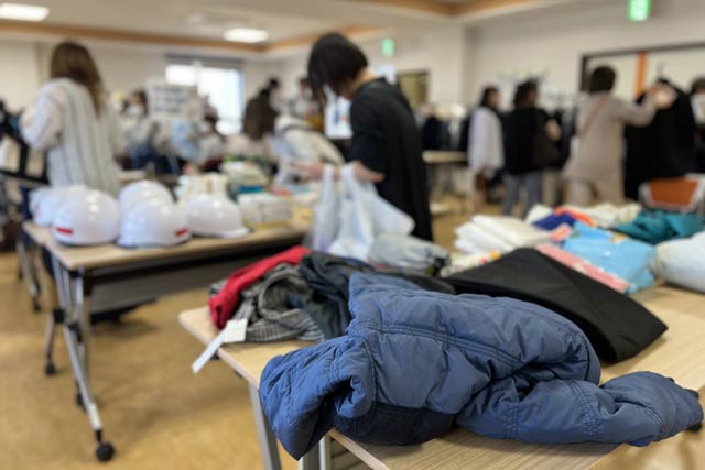 にぎわう学用品等リユース会の会場