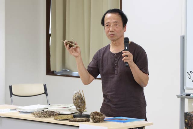 鳥の巣を手に講演する鈴木まもるさん