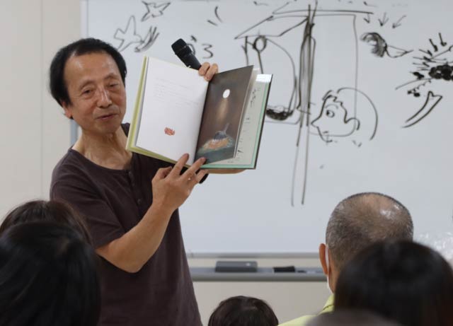 ホワイトボードで図示しながら講演