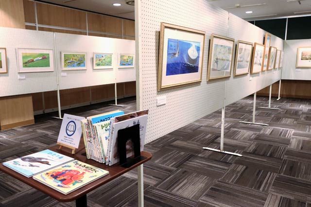 燕図書館で開かれている鈴木まもる絵本原画展