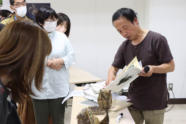 休憩時間にも鳥の巣を説明