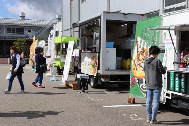 「キッチンカー7Day's～ランチ&デザートin つばめ物流センター」の初日16日