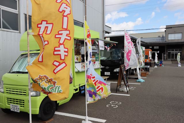 5台のキッチンカーが並んだ