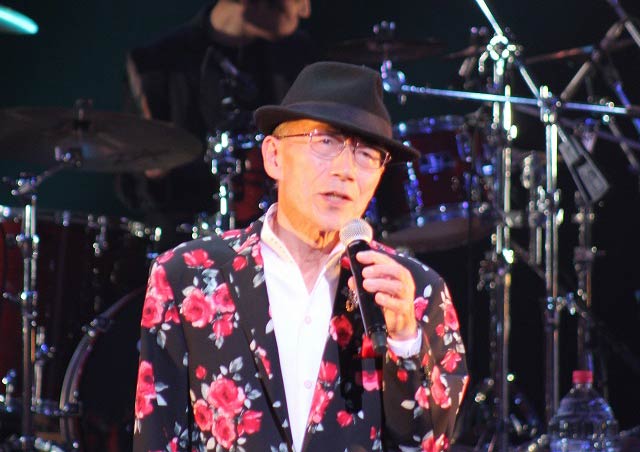 2019年の西川バンドコンサートで歌う西川さん
