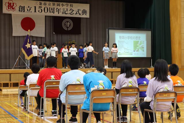 児童はマスコットキャラクターをプリントしたTシャツ着て出席