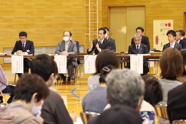 第四中で開かれた県央地域の新たな医療提供体制と病院の受診の仕方などについての市民説明会