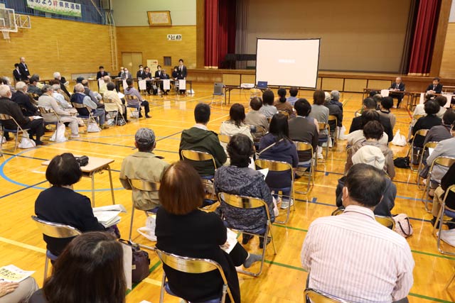 第四中で開かれた県央地域の新たな医療提供体制と病院の受診の仕方などについての市民説明会