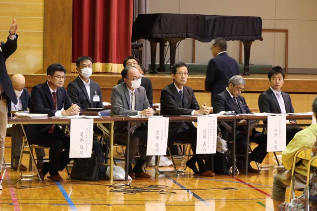 第四中で開かれた県央地域の新たな医療提供体制と病院の受診の仕方などについての市民説明会