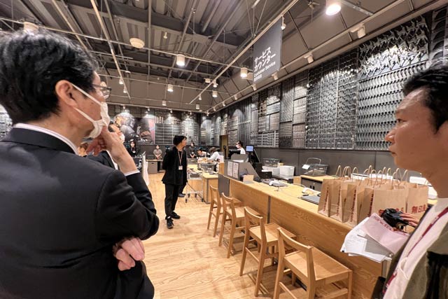 20日オープンする「無印良品 燕」の燕三条地域の工場の廃材を活用した店内装飾
