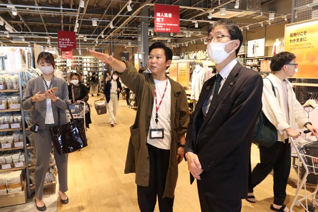 営業本部信越事業部の樋熊部長の説明を受ける鈴木市長