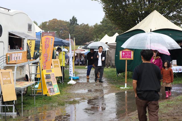 屋外では雨傘が開いた