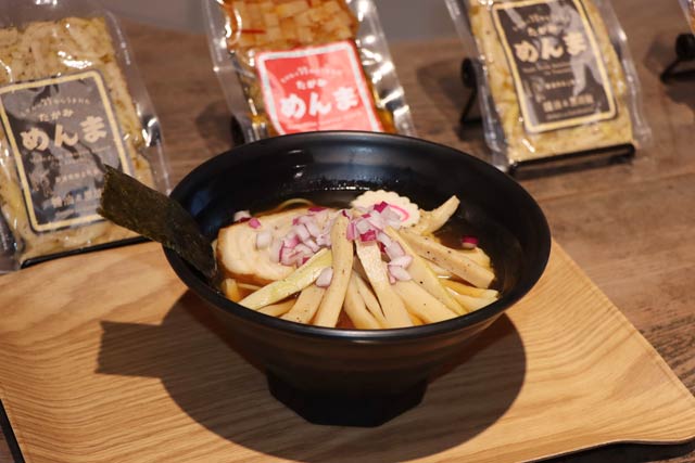 「道の駅たがみ」が開発した「たがみめんまラーメン」と「たがみめんま」の「辣油」と「醤油&黒胡椒」