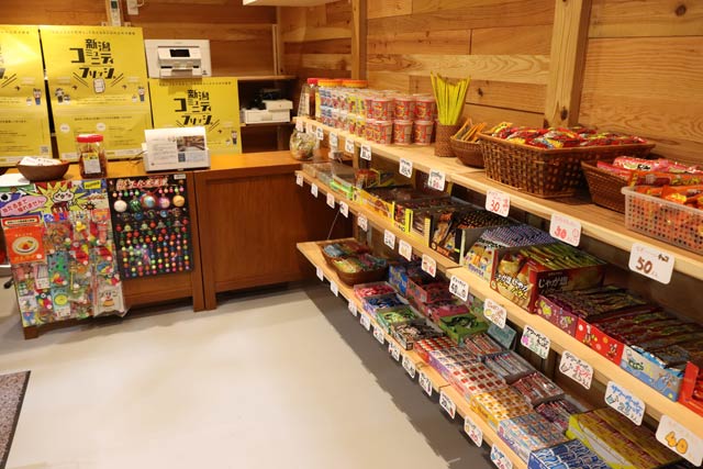 仲町拠点の「つばめベース」の駄菓子コーナー
