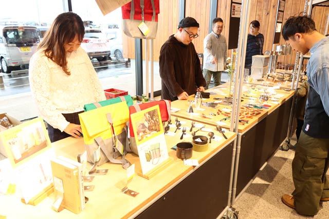 21日の「無印良品 燕」のオープニング記念「燕でつながる市」