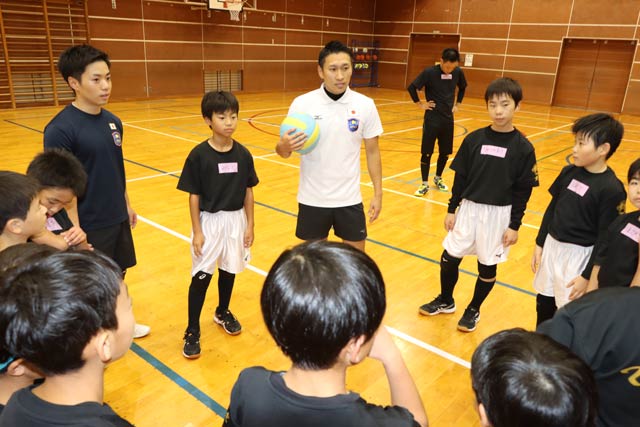 ブラックタイガーの選手を指導する