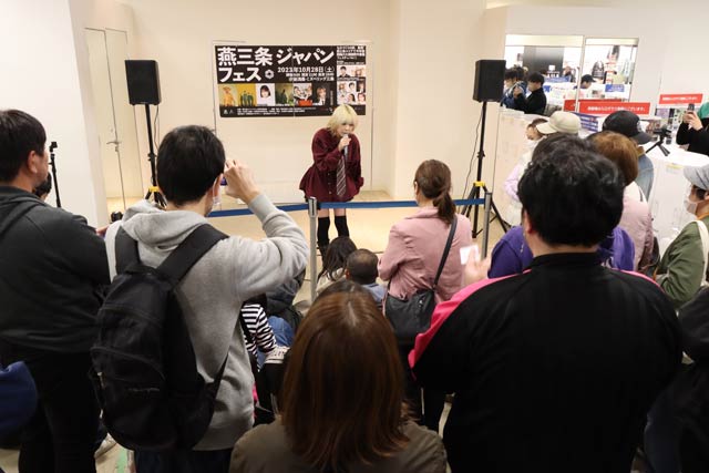 イオン県央店で「燕三条ジャパンフェス」のPRイベントに出演した川後陽菜さん