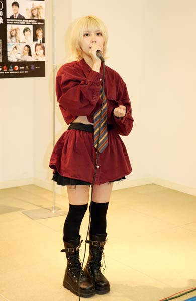 イオン県央店で「燕三条ジャパンフェス」のPRイベントに出演した川後陽菜さん