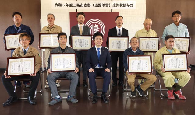 被表彰者と滝沢市長で記念写真