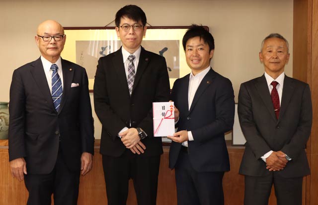 左から野嵜市議、樋口社長、滝沢市長、山田取締役兼執行役員社長室長