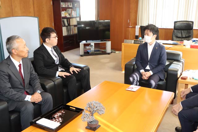 滝沢市長と歓談する樋口社長