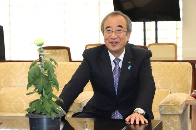 弥彦菊まつりを楽しみにしていると話す花角知事