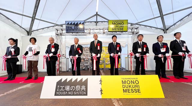 開会式のテープカット