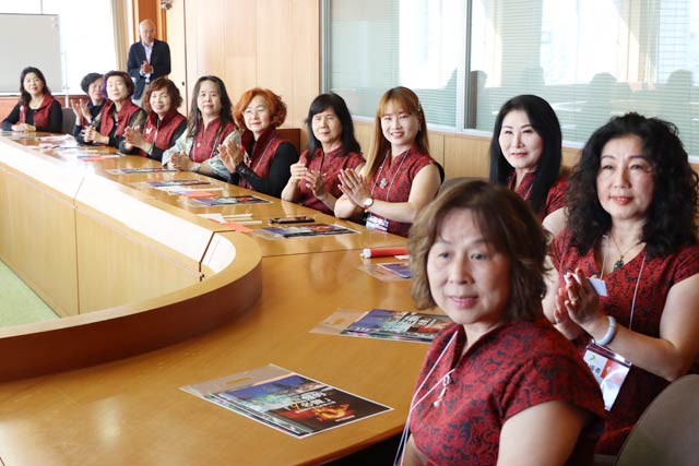 滝沢市長を表敬訪問した跨越國際女性交流会