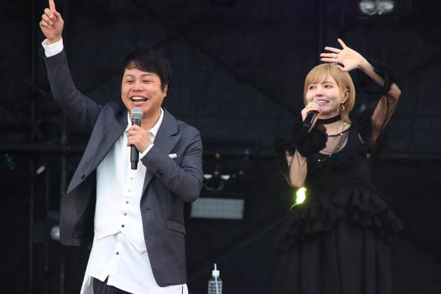 MCの井上裕介さんと益若つばさん