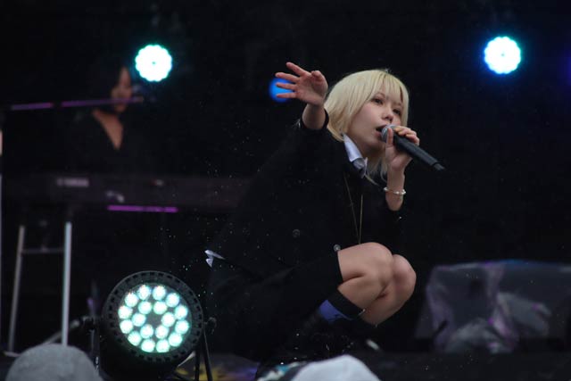 三条市のシンガーソングライター中條有紀さんのピアノ伴奏で歌う川後陽菜 &YONAKA Band