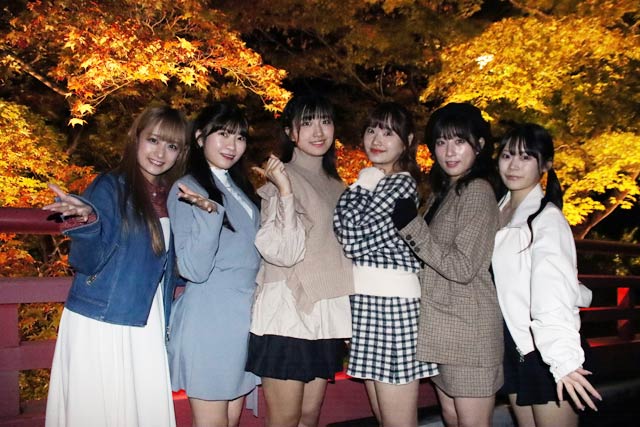 弥彦のライトアップ点灯式に参加した東京CuteCute、もみじ谷の観月橋で左から4人目が諸橋さん