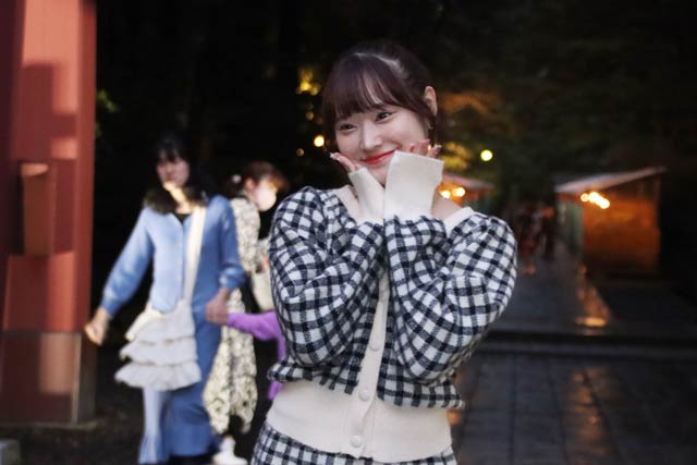 ファンのリクエストに応えてポーズをとる諸橋さん