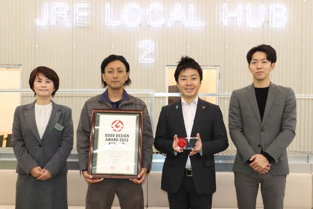 「グッドデザイン・ベスト100」を受賞した「JRE Local Hub 燕三条」で左からJR東日本執行役員で新潟支店・白山支店長、ドッツアンドラインズの齋藤代表取締役、滝沢市長、上田副市長