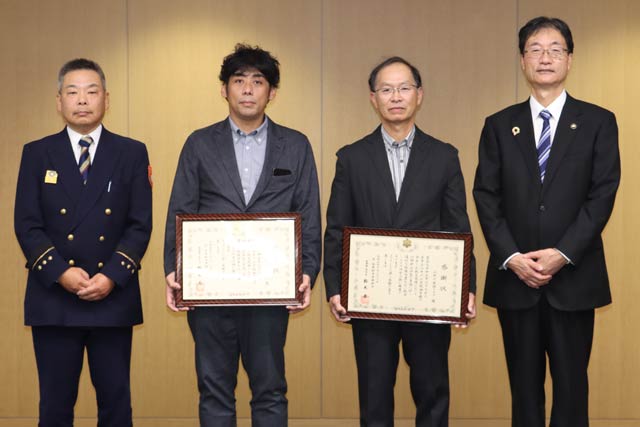 左から若林消防長、小中川バドミントンクラブの名地さん、小中川卓球クラブの熊木さん、鈴木市長