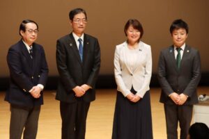 左から西川為蔵会の弥久保会長、鈴木燕市長、藤田加茂市長、滝沢三条市長