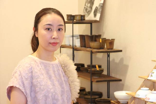 「清雲亭山重 ヤマカフェ」で「陶房 源しろう 器展」を開いている陣川愛さん