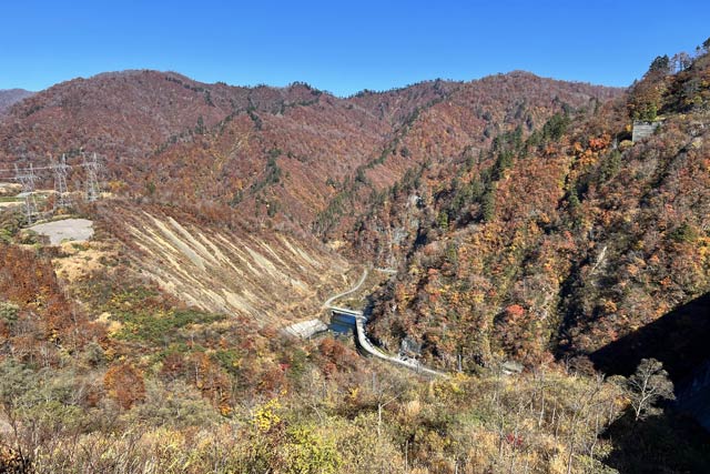 奥只見湖から下流側の紅葉