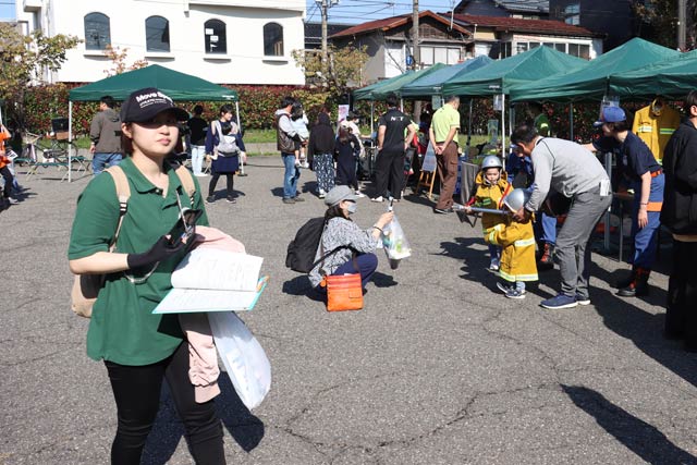 半袖が目立った3日の三条マルシェ
