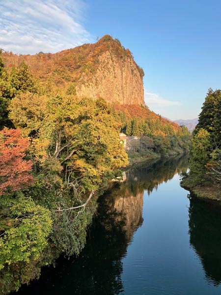 八木橋から見る紅葉に染まる八木ヶ鼻