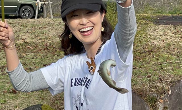 ニジマスを釣り上げて大はしゃぎの伊勢みずほさん