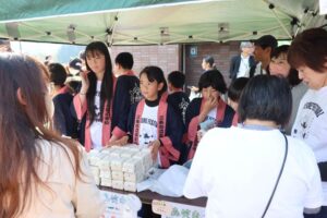 「しただ米フェス」で「森笑米」を売る森町小