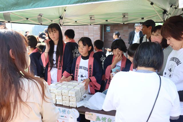 「しただ米フェス」で「森笑米」を売る森町小