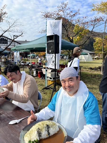 八木ヶ鼻カレー大食い大会で7合のご飯をほぼ完食して台本通りの優勝を飾った青木さん