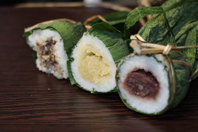 「笹だんごはん」を半分に切ったもの、左から「えごま味噌」、「さつまいもあん」、「あんこ」